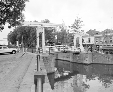 884286 Gezicht op de gerestaureerde ophaalbrug over de Oude Sluis te Vreeswijk (gemeente Nieuwegein).